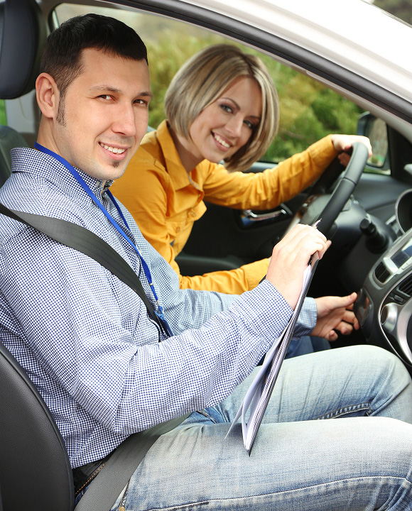 Acheter sa première voiture après le permis : le guide pour bien choisir en Suisse